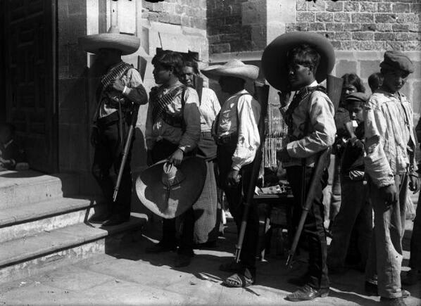 Zapatistas en la primer Basílica de Guadalupe. Ciudad de México, 1914. Archivo Casasola http://t.co/a01hEtRp7X