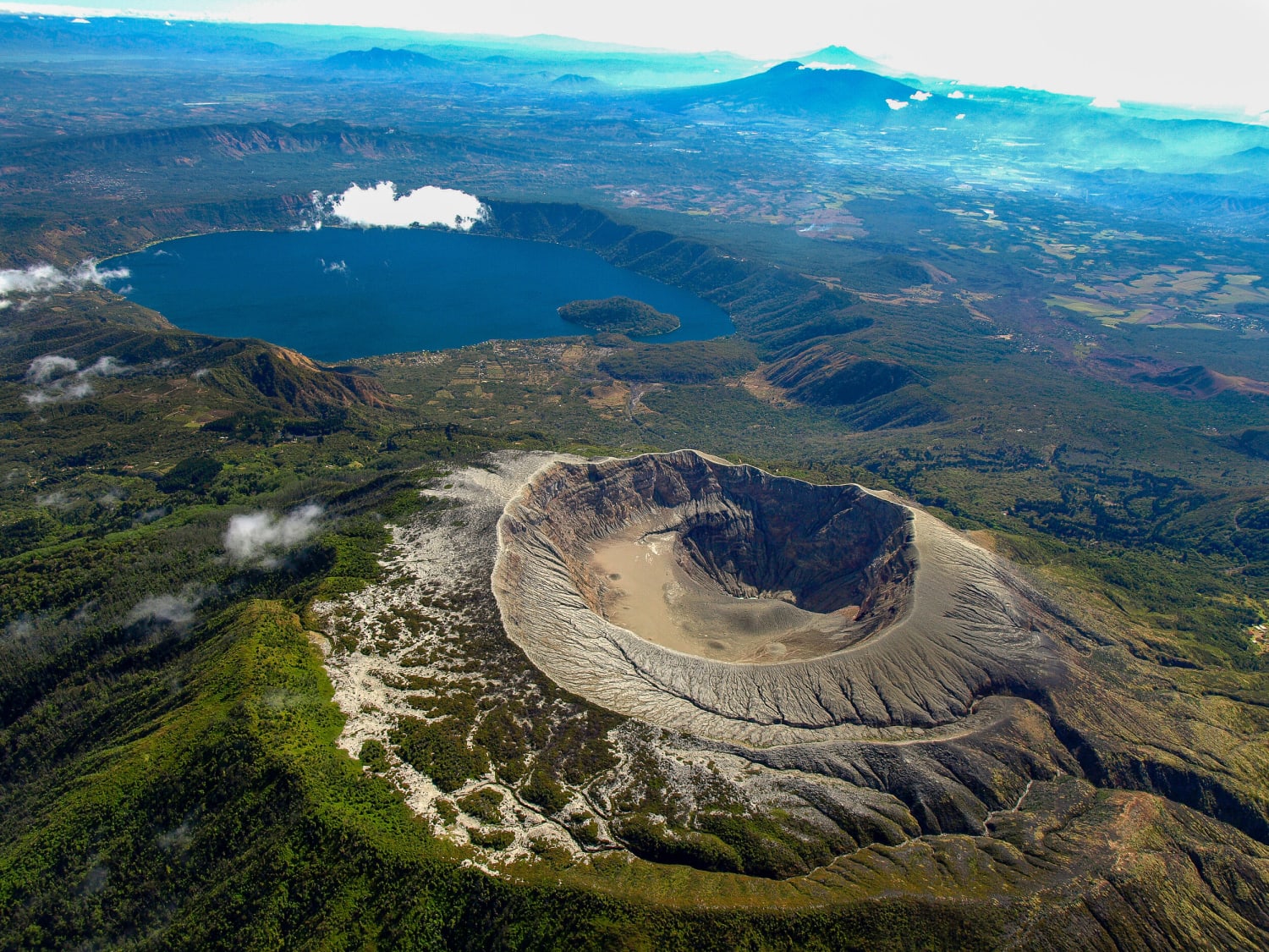 Appreciation post for these beautiful volcanoes. Volcan Santa Ana, Complejo los Volcanes, El Salvador.