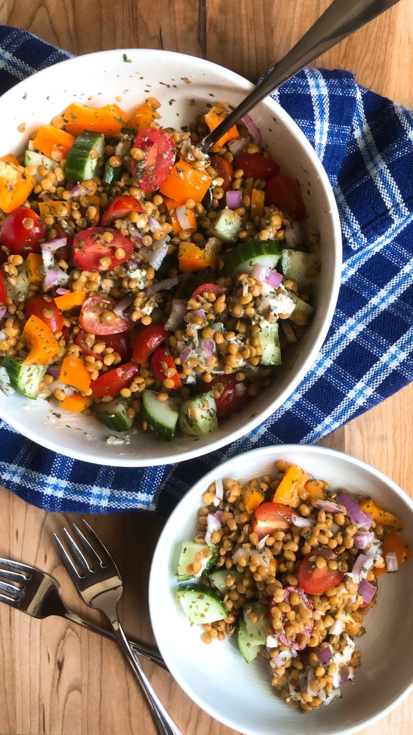 Lentil Mediterranean Salad! So excited for the warmer weather and all the fresh, seasonal veggies that come with it ☺️