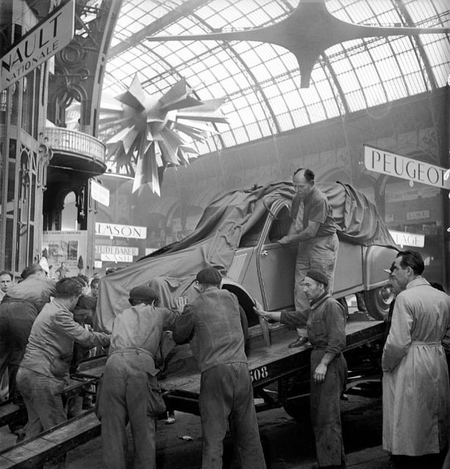 Unloading of the 2cv at the 35th Paris Motor Show at the Grand Palais, October 1948. [640*667]