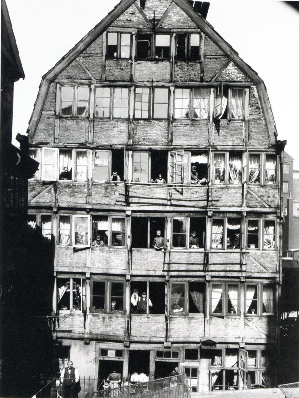 The inhabitants of a huge house in Hamburg, 1904