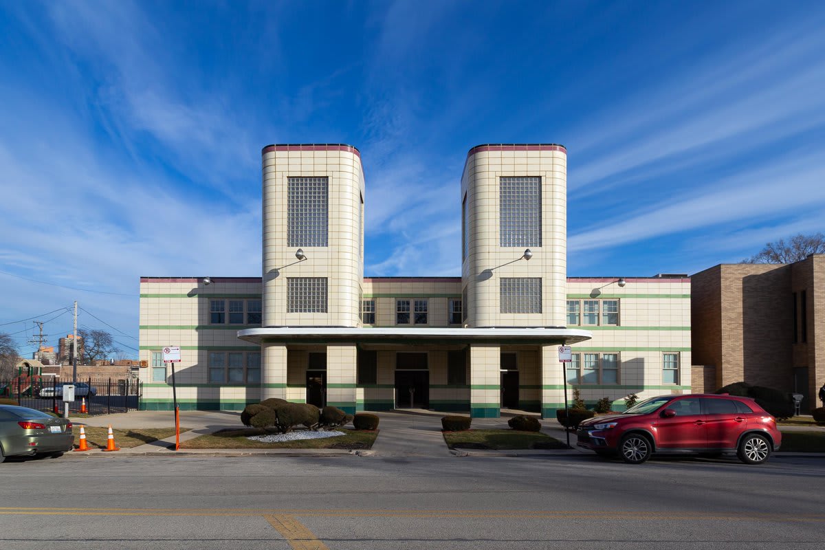Streamline Moderne is pretty rare in most of the US, but a Moderne church is a real unicorn. First Church of Deliverance (1939) in Bronzeville, south side of Chicago. Architect Walter Bailey was the first Black architecture graduate of UIUC.