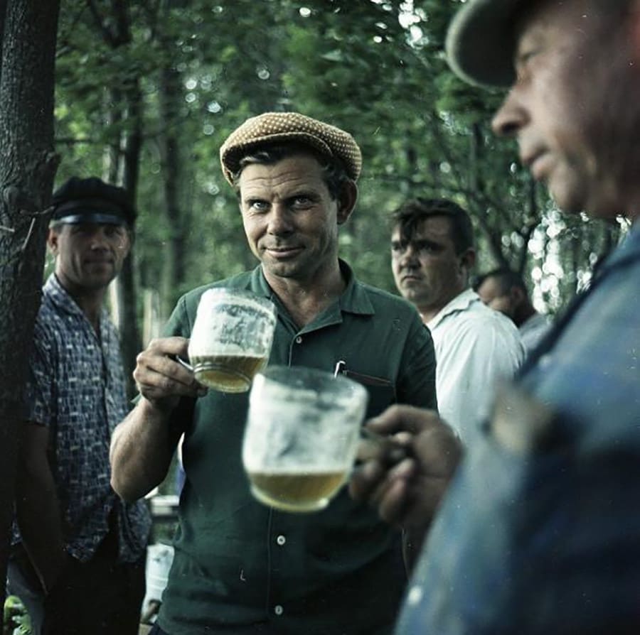 Beer drinkers. Photo by Vsevolod Tarasevich, USSR, 1960s
