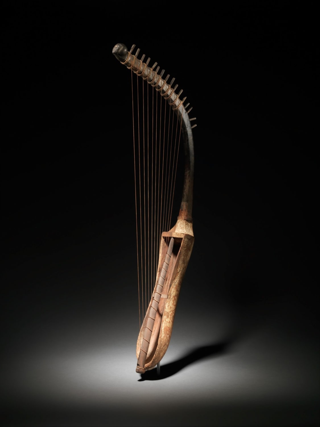 A 3,300 year-old Egyptian “Shoulder Harp”. These instruments were traditionally played by women at ceremonial events or religious rites. Circa 1300 BC. #MetMuseum