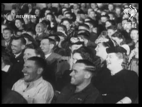 AUSTRALIA: ARTS/QUIRKY: Crowds watch stunt to promote radio programme (1946)