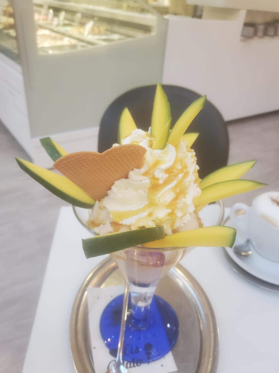 (Located at an Icecream shop, in Kaufpark, Göttingen.) An icecream glass with freshly made Hazelnut icecream, perfect mango slices, thick and sturdy whipped cream and a heart wafer. Was very good, got to choose the Hazelnut flavor as well ^ ^
