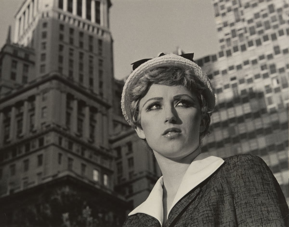 From 1977–80, CindySherman photographed herself in a series of 67 scenarios staged to suggest the cinematic tropes of mid-century Hollywood. Here, she assumes the guise of the Hitchcockian "career girl." See this work in PicturesRevisited through May 2021. ⁣ © Cindy Sherman