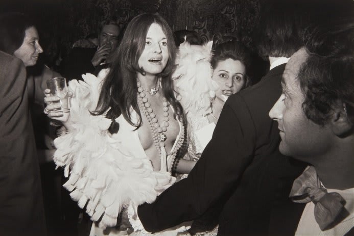 Women are Beautiful is the quintessential example of Winogrand’s signature style. Coming to @phillipsauction this April. Connect with their Photographs department online: https://t.co/OEHnQ72sO9 📷Garry Winogrand, from ‘Women are Beautiful’, 1981. Courtesy Phillips
