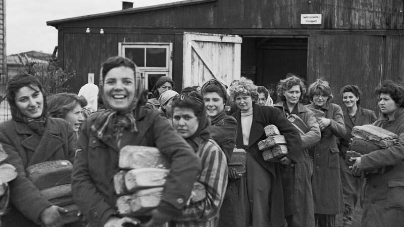 OnThisDay in 1945, British forces liberated Bergen-Belsen concentration camp. This photo shows inmates collecting their bread ration from a camp cookhouse. Listen to British servicemen and relief workers reflect on their experiences here: https://t.co/fburIt6fS9 © IWM BU 4274