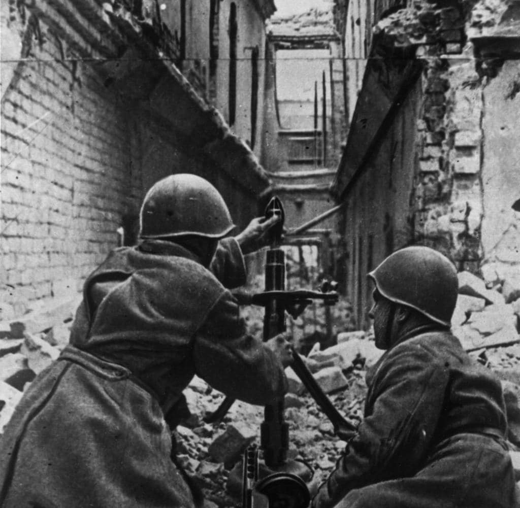 Russian trench mortar team, Stalingrad.