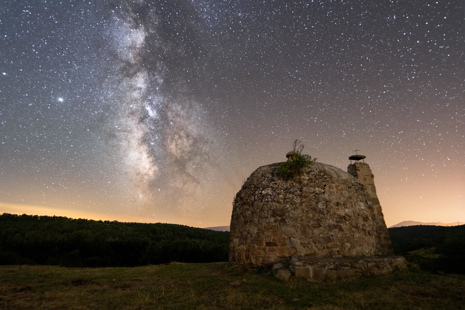 Milky Way shot over “la choza", a 19th century shelter used by ranchers to shelter at night and during storms. Mudá, Palencia (Spain)