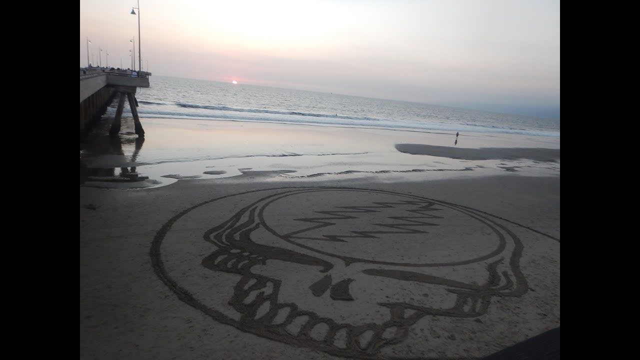 Grateful Dead sand art @ Venice Beach pier! Steal Your Face LA Los Angeles California deadheads USA