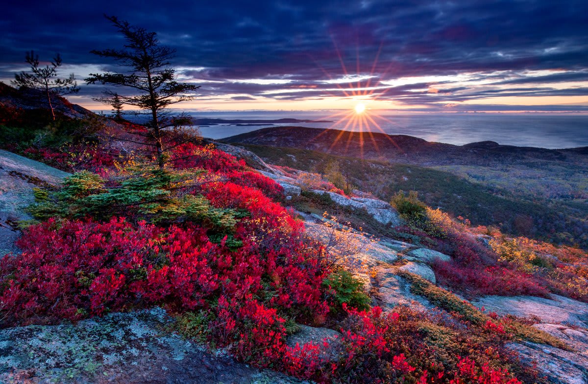 A new dawn on a new day @AcadiaNPS. From October through March, Acadia's Cadillac Mountain is the first place where the sun appears each day in the continental U.S. And what a sunrise it is. Pic by Roy Goldsberry (https://t.co/7u0uZGuWtK)