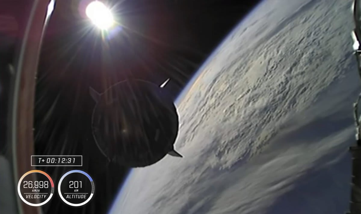 With the first stage landed, the @SpaceX Crew Dragon is now in orbit at 26 000 km/h, and separated from the Falcon second stage! Awesome view!