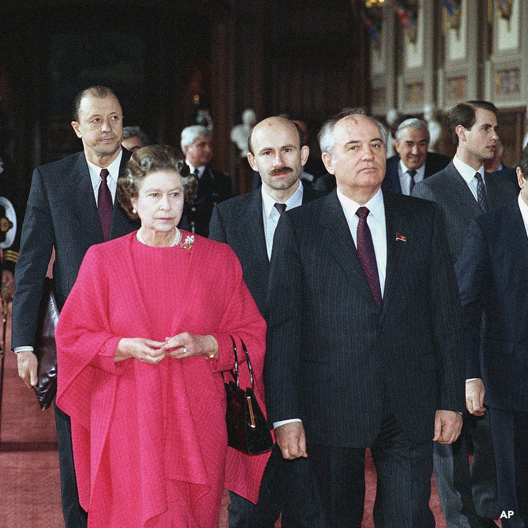 Queen Elizabeth II and Soviet Leader Mikhail Gorbachev at Windsor castle in 7 April 1989