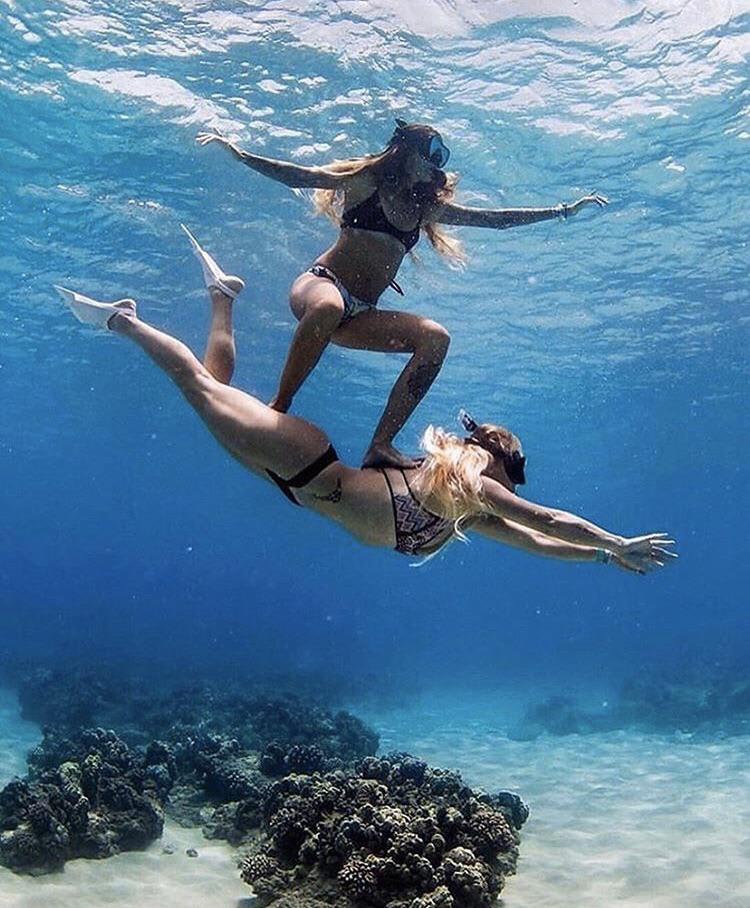 PsBattle: Girl “surfing” on girl underwater