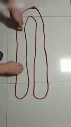 Using a single piece of string to securely carry a pot