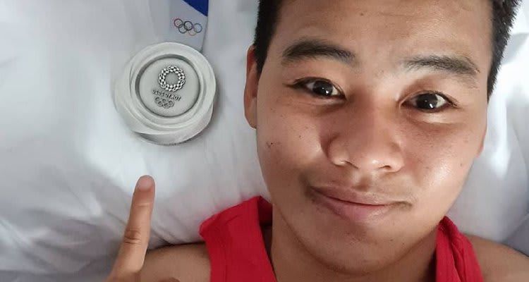 Olympic boxer Nesthy Petecio tearfully dedicates silver medal to the LGBTQ community: