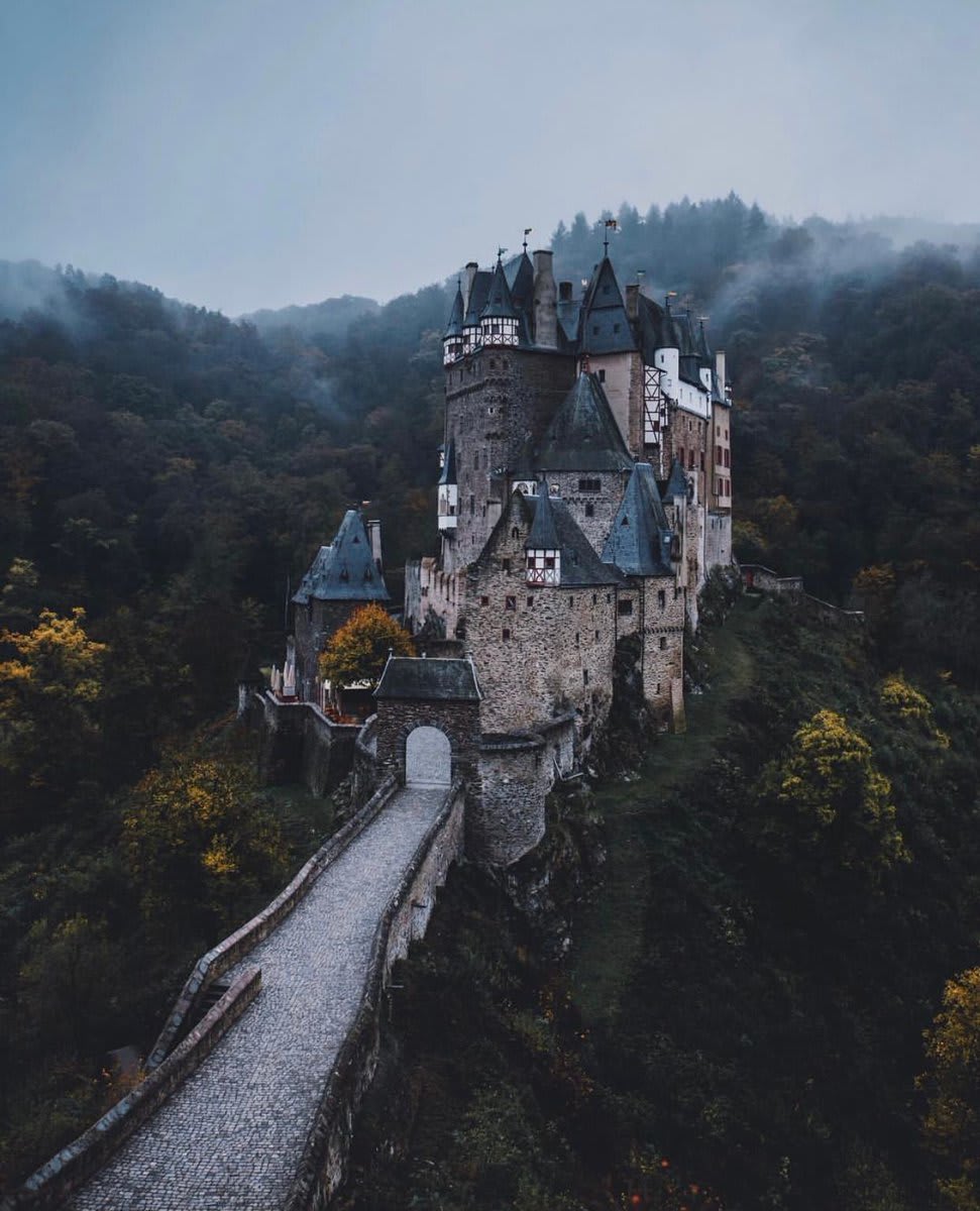 Burg Eltz, Germany 🇩🇪 📸: jpkay | IG