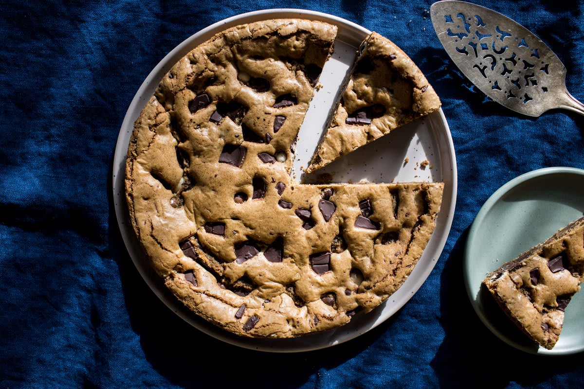 An espresso-chocolate chunk cookie cake recipe that’s an instant mood booster