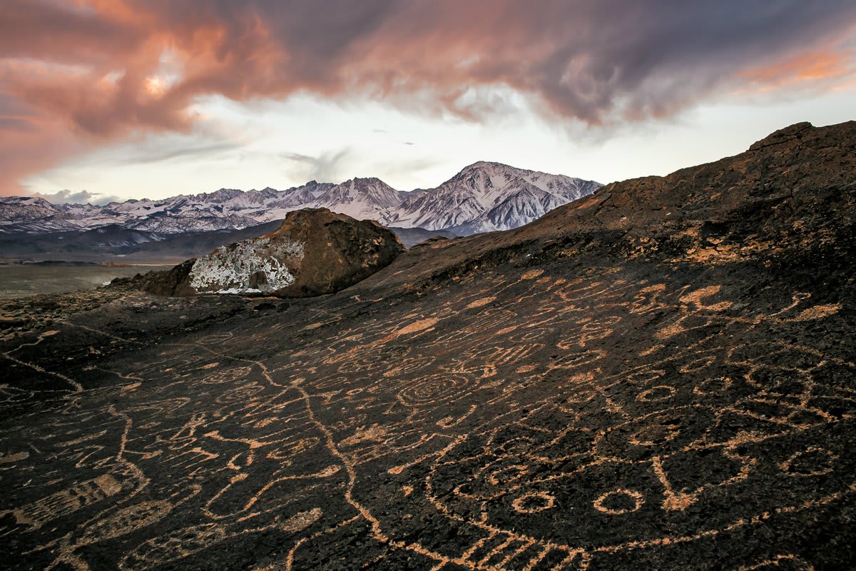 Generations of Paiute-Shoshone carved an extensive collection of mysterious petroglyphs on the rocks of the Volcanic Tablelands near Bishop, #California. Pic by Abhilash Itharaju (https://t.co/7u0uZGuWtK)