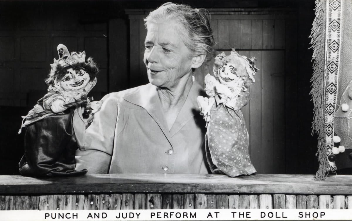 punch-and-judy-perform-at-the-doll-shop-tucson-az_30088461085_o