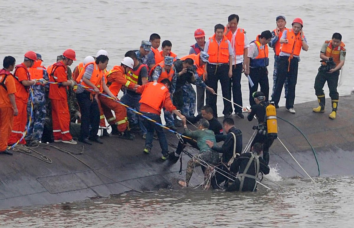 Hundreds Missing after Ship Sinks in China's Yangtze River - 22 photos from the scene: http://t.co/orLlJrWLii http://t.co/vVSqTL1q2j