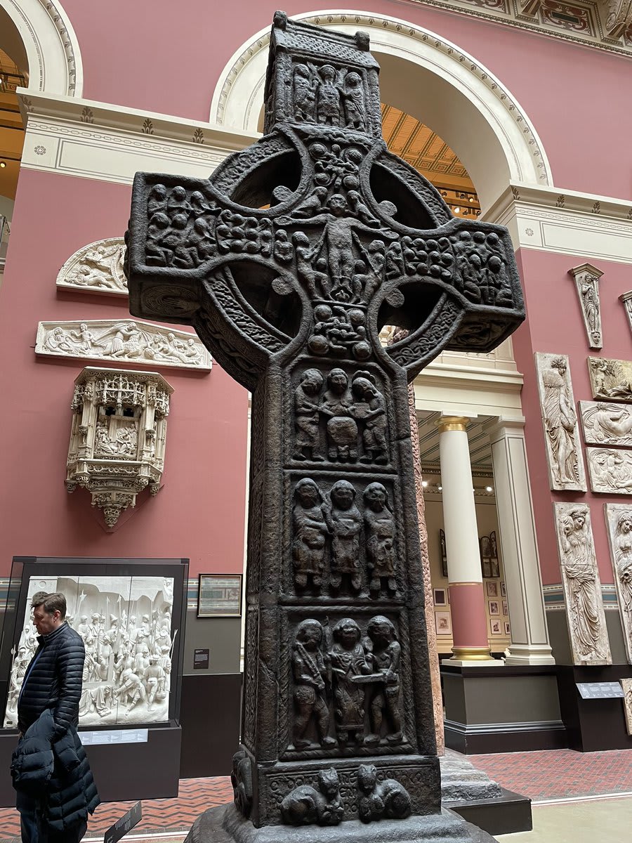 Muiredach’s High Cross cross is richly decorated with scenes from the old and new testaments, as well as zodiac symbols. The panel is believed to show soldiers seizing Christ. Plaster cast of 10th century green sandstone cross from Monasterboice (@V_and_A)