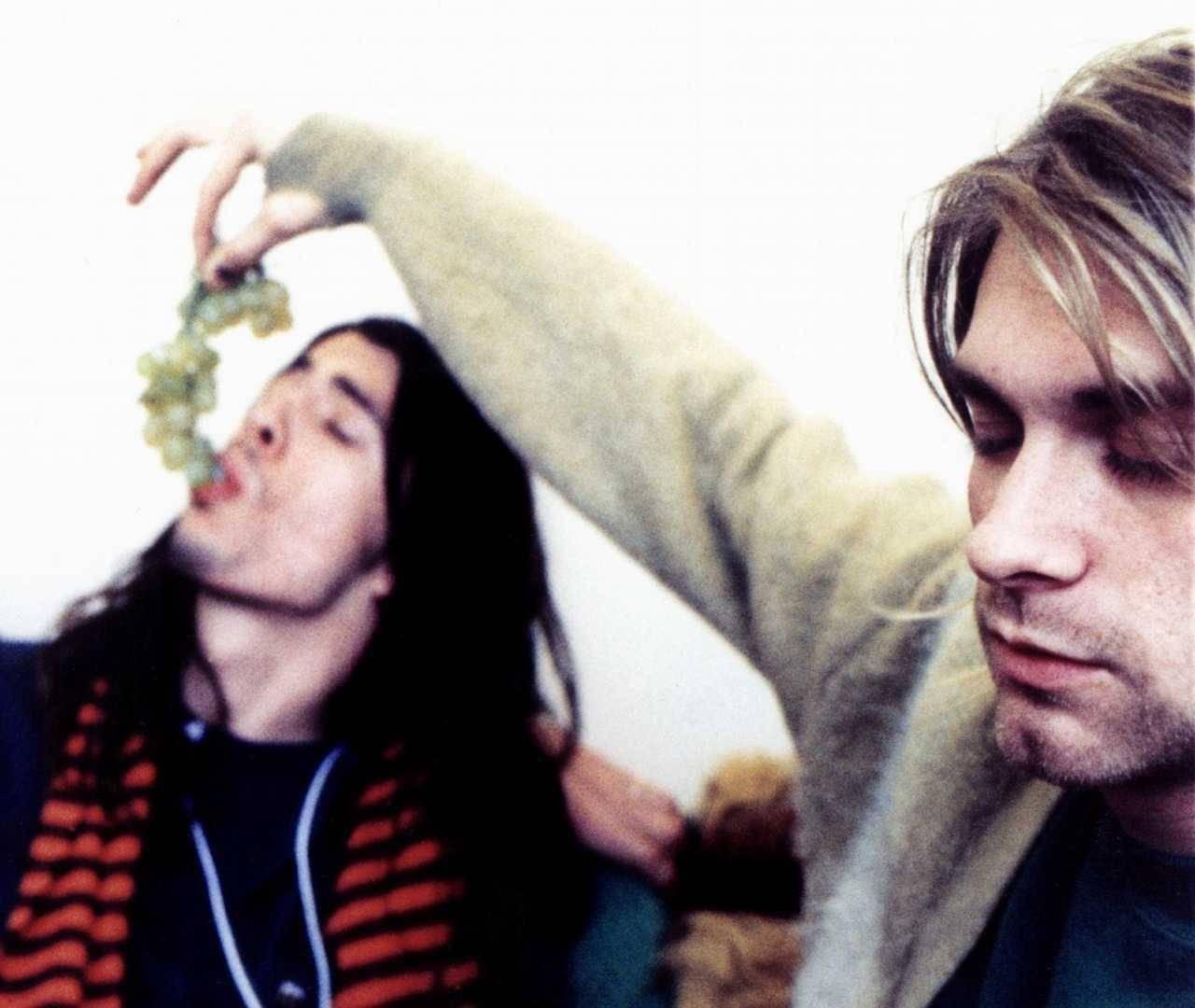 Kurt Cobain feeding Dave Grohl grapes in 1991.