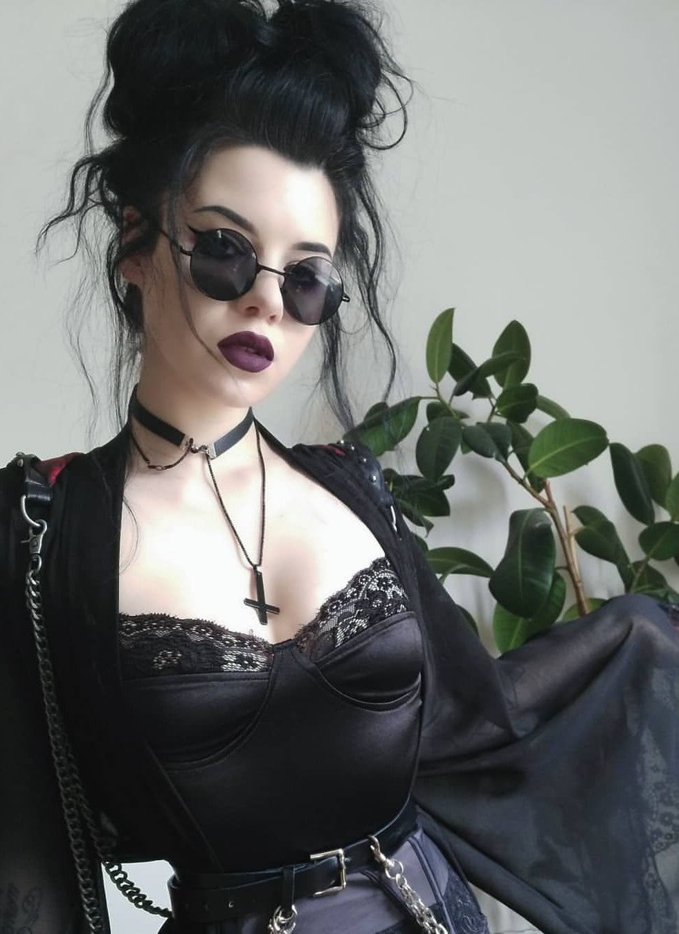Round Vintage Style Sunglasses - Dizaster In A Halo | Aesthetic fashion, Gothic outfits, Fashion