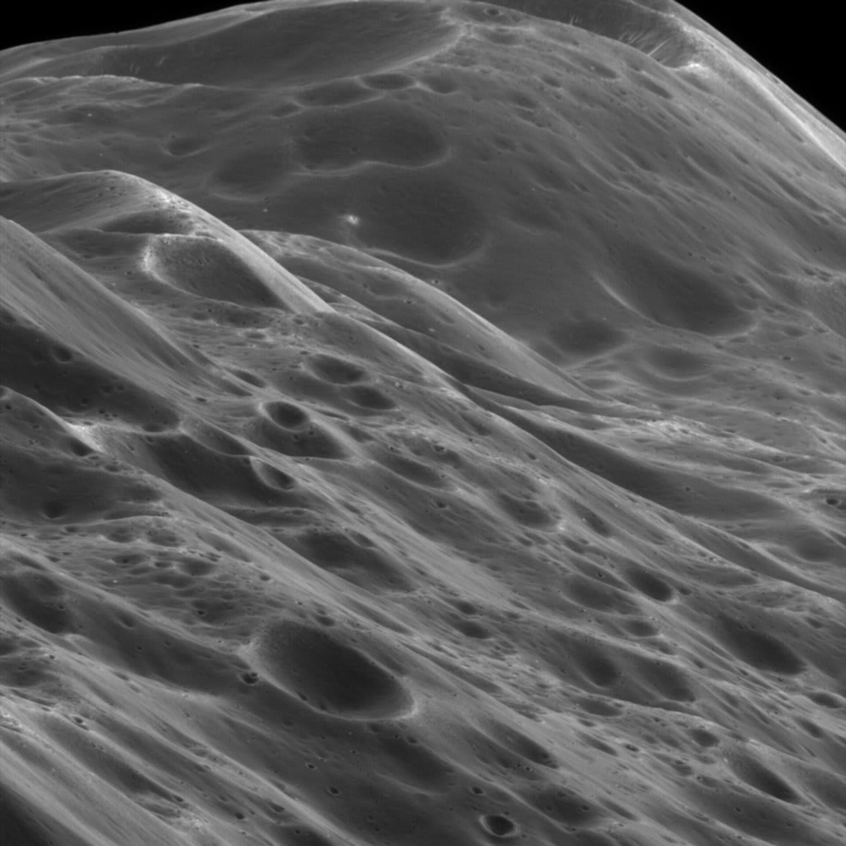 OTD 10 September 2007, the NASA/ESA/ASI Cassini spacecraft took this stunning close-up of saturnian moon #Iapetus. This mountainous terrain reaches up to 10 km in height along the unique equatorial ridge of the moon 👉https://t.co/GMRKsxpDvU