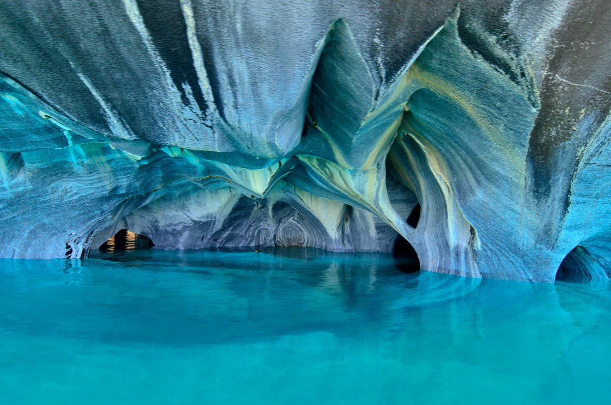 Ever heard of the Marble Cathedral? lt’s a group of caves located on General Carrera Lake, which Chile shares with Argentina. Glacial silt from melted glaciers in the Patagonian Andes give it its distinct blue color. [📸: Javier Vieras]