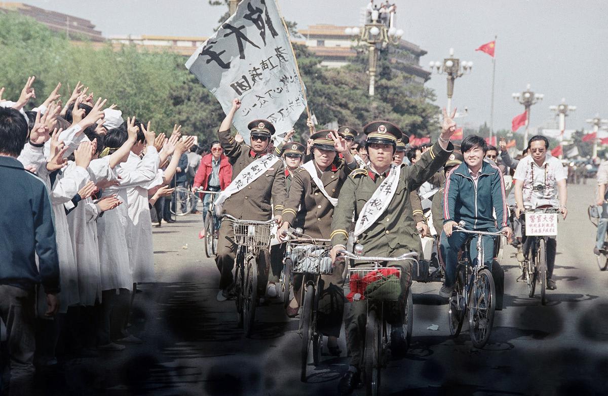 A number of Beijing police officers (公安[Gong an]) came to support Tiananmen square protest with their uniforms on / May 19, 1989 /
