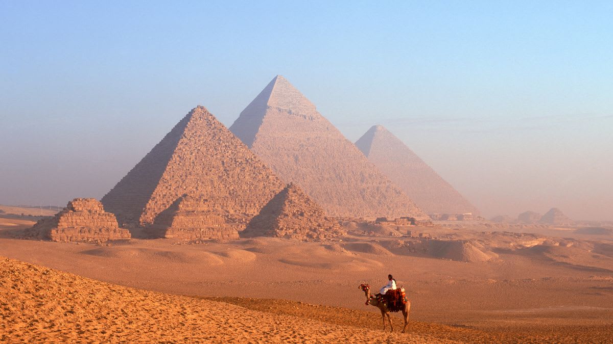 Who built the Egyptian pyramids?
