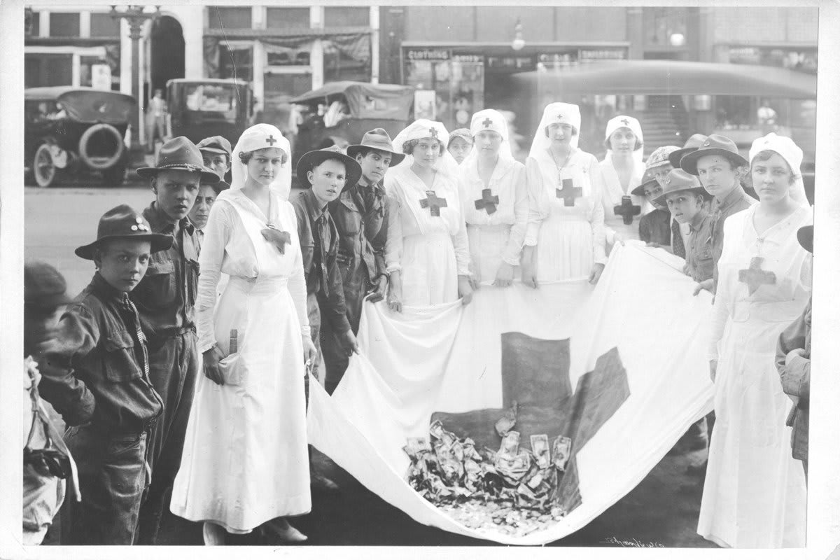 Fundraising at an American Red Cross Parade, Birmingham, Alabama, 100 years ago OTD May 21, 1918, the anniversary of the founding of the @RedCross on 5/21/1881: