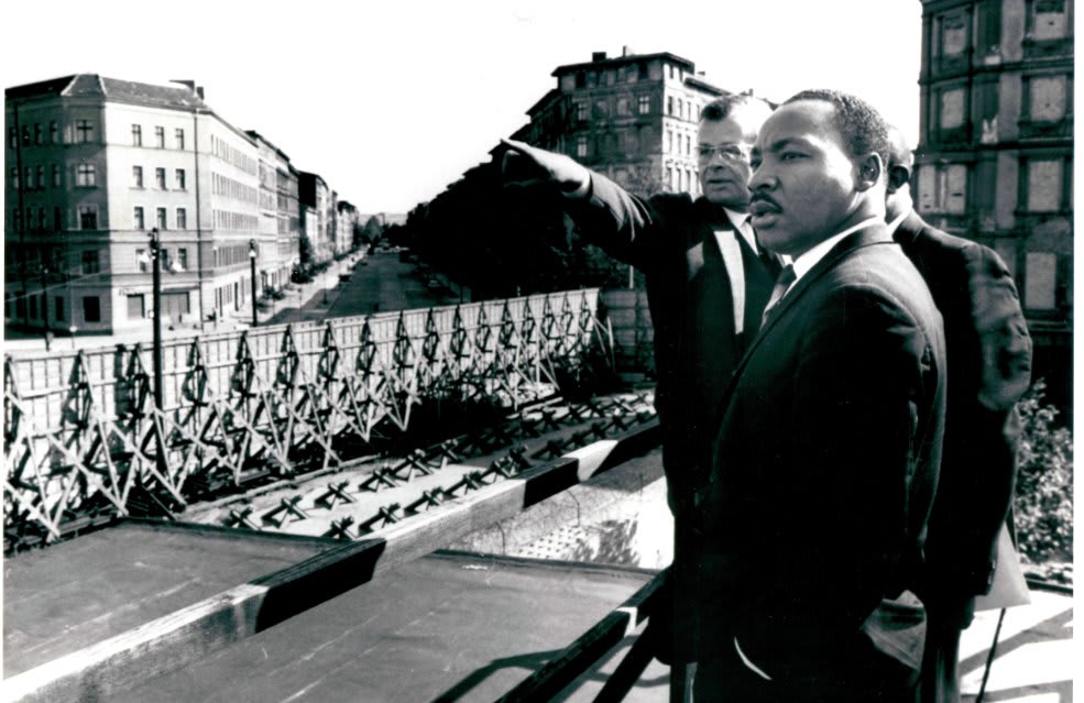 In 1964, Dr. Martin Luther King visited Berlin, Germany. This photo shows him at the Soviet Sector border of the Wall in Bernauer Strasse with Werner Steltzer. Learn more about his visit: https://t.co/rggk2QStYR 📸