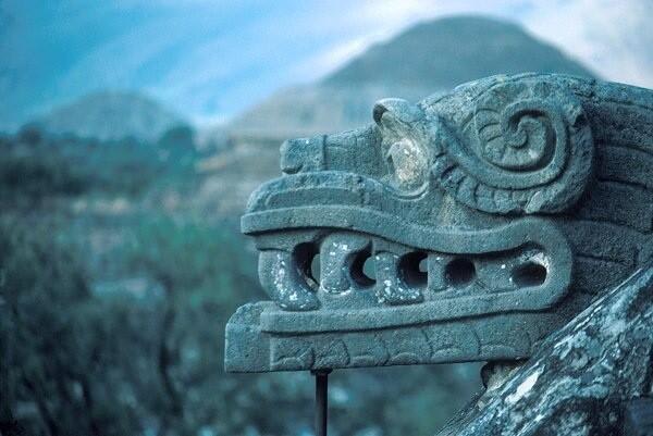 Quetzalcóatl 'La serpiente emplumada' Del náhuatl: quetzalli, plumaje y cōātl, serpiente ¡Feliz día! http://t.co/dYnMMVgKB2