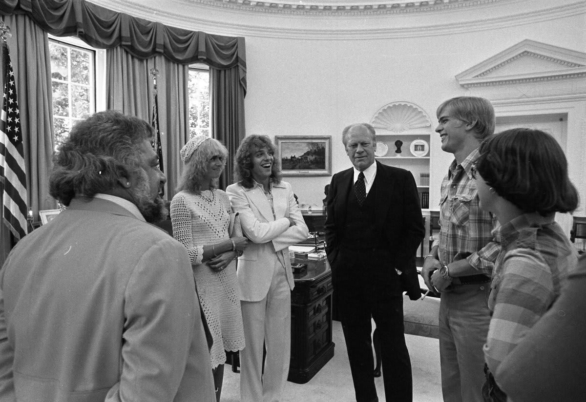 Do you feel like we do about this #ArchivesHashtagParty? President Ford’s son Steve and his lucky friends got to meet with musician @peterframpton in the Oval Office!