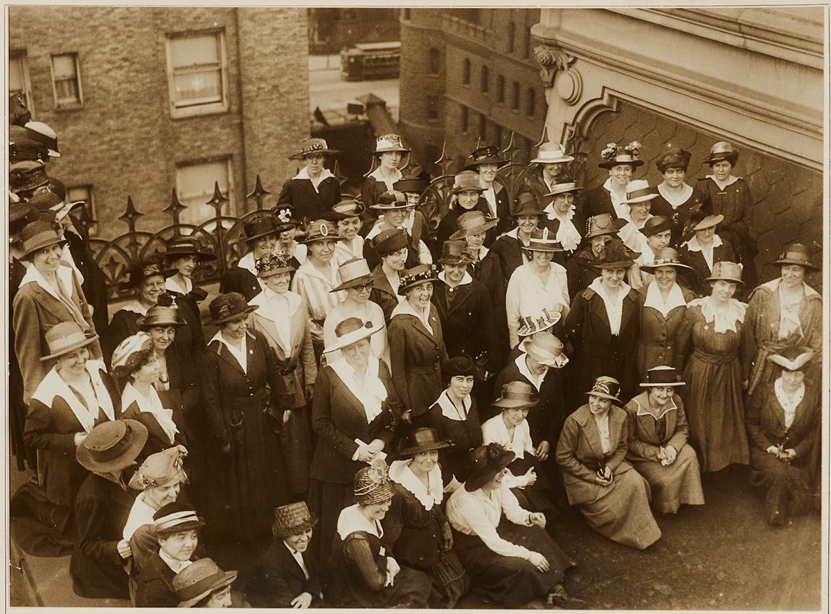 Nurses from @JohnsHopkins stop in New York City before heading to France, 100 years ago OTD 1917: