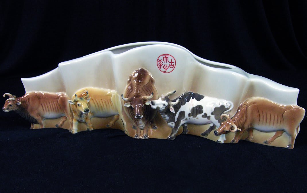 Happy Lunar New Year! Best wishes as we begin the Year of the Ox! This sculpture is based on the Tang Dynasty painting “Five Oxen” by Han Huang. It was a gift from Hu Jintao to President Obama in 2009. pic: