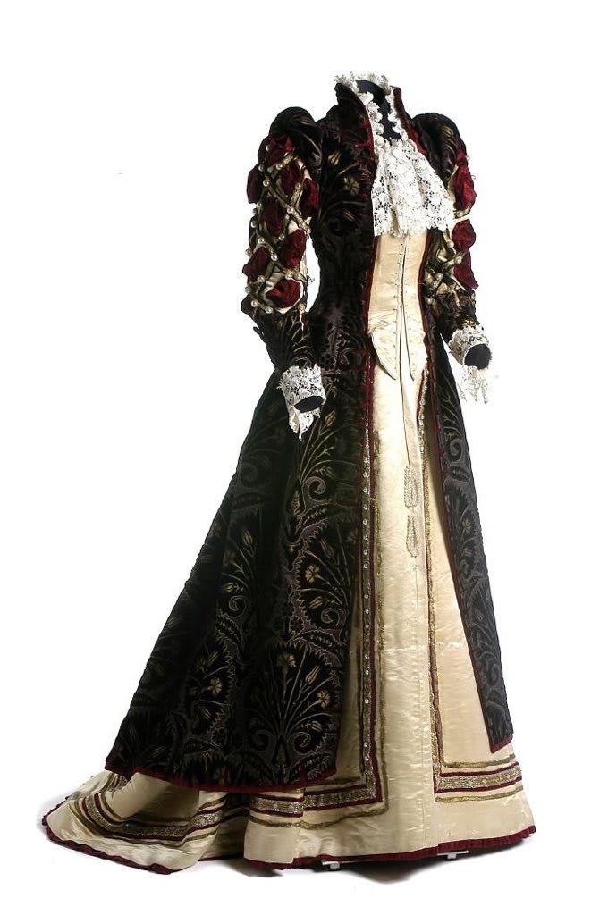 Historical fancy dress is often a fantastic blend of fashion eras such as w/ this 1890s gown:https://t.co/uCHM4t0cs6