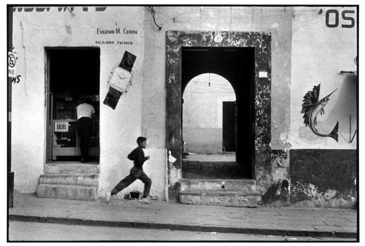 Henri Cartier-Bresson was 26 when he first arrived on the shores of Mexico. It was here that he first began to reconcile his fine-art schooling with an impulsive and intuitive eye for roaming street photography: https://t.co/AyXvJZRDvs © Henri Cartier-Bresson / Magnum Photos