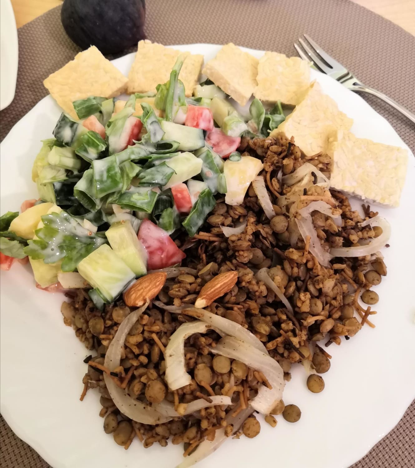 My own interpretation of mujadara: Bulgur, brown lentils cooked with cumin, coriander, cinnamon, allspice, cardamom, bay leaves. I added some pepper, a pinch of salt and the onions after it was cooked (onions were nuked in the mic). Eaten with a random salad