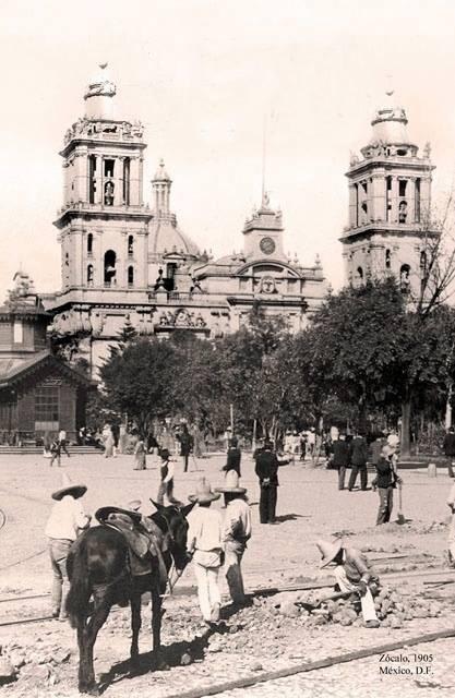 Zócalo de la Ciudad de México en 1905. ¡Tengan un excelente día! http://t.co/VKB8y971vR