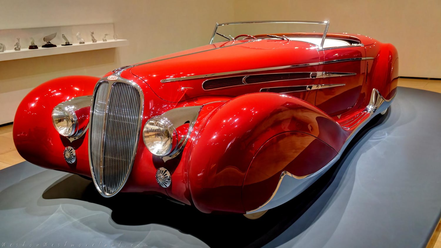 Delahaye 165 Cabriolet, 1938. Two-door, two-seater roadster in which a raindrop was the fundamental design element.