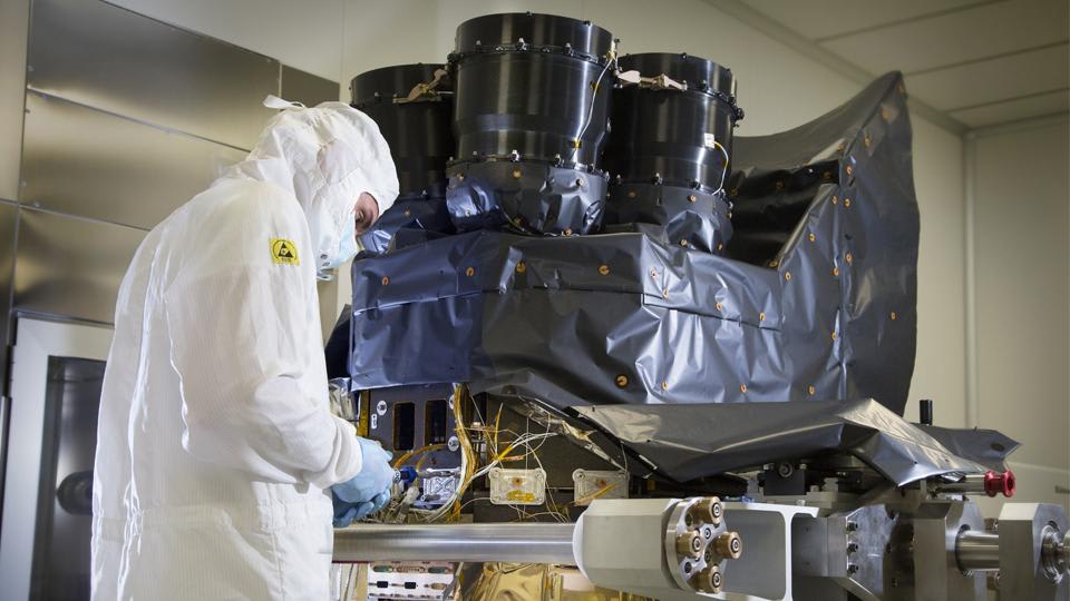 As one of the last milestones before liftoff at the end of the year, the first Meteosat Third Generation weather satellite is being fitted with its Lightning Imager 👉