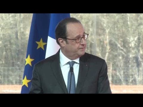 French Cop Accidentally Shoots Gun During Hollande Speech
