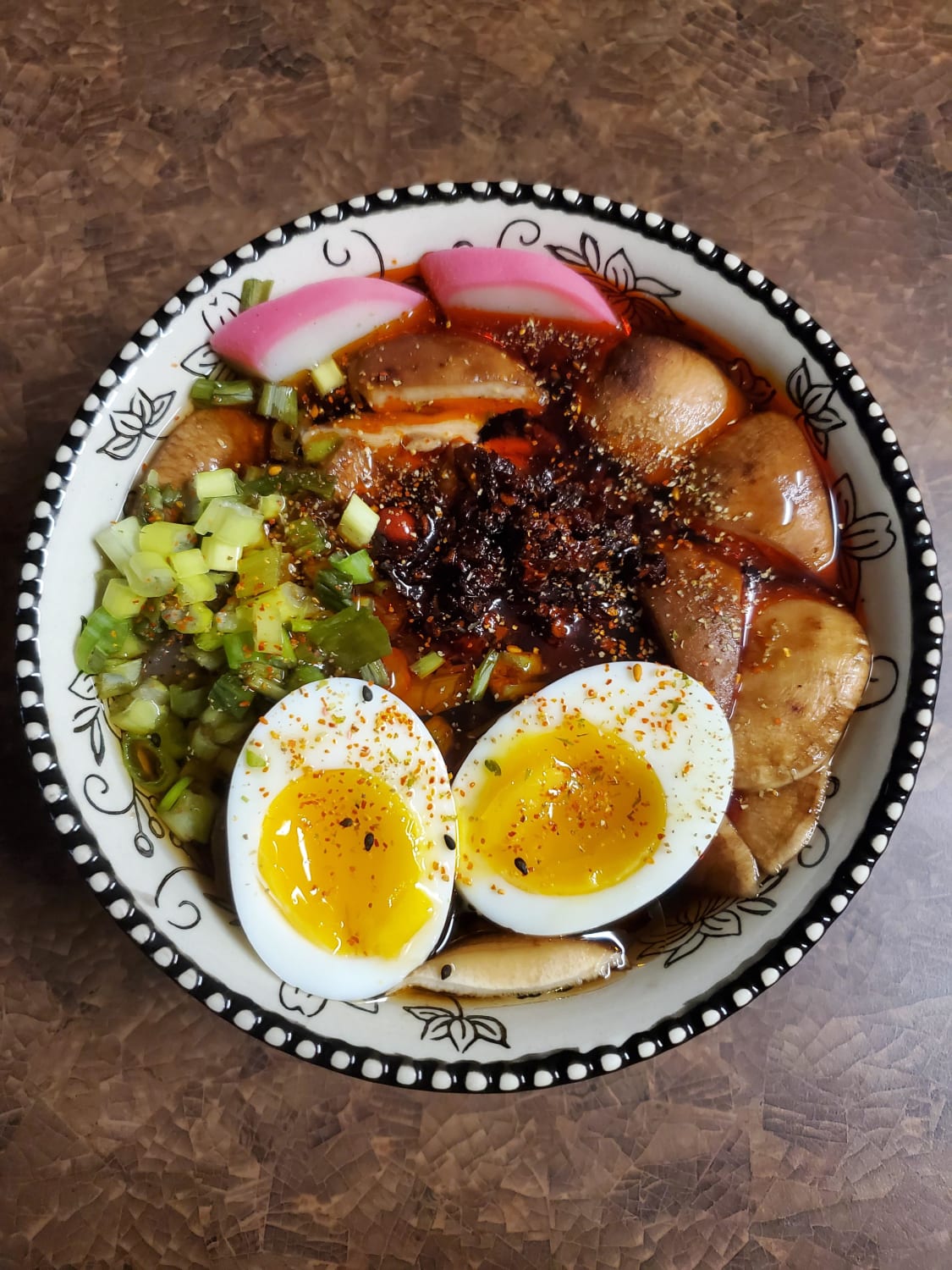 Tried making a relatively low-carb ramen. Contains: tsuyu base, shirataki noodles, egg, kamaboko, green onion, shiitake, fried chili in oil, and shichimi pepper.