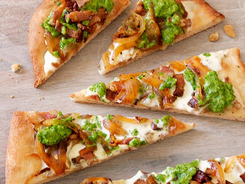 For an easy-to-make party starter, try @guarnaschelli’s flatbread topped with crispy bacon and zesty scallion pesto: https://t.co/u5VVcYfWe8 😋
