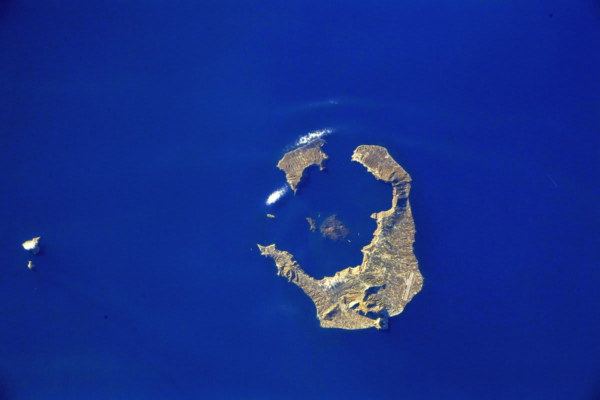 📷 @AstroSamantha is still standing in for @ESA_EO EarthFromSpace this week 😉 This amazing photo of Santorini, Greece, was taken from the @space_station on 22 May 2022 👉